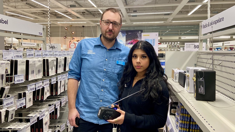 Nermin Rebihic, butikschef och Rusel Alrubaae, dekoratör, har sett en markant ökning när det gäller försäljningen av krismaterial. Vevradion med inbyggd ficklampa sålde slut på kort tid. "Det sa bara bom".