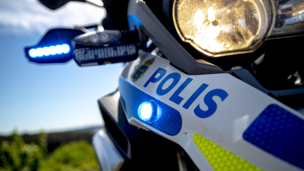 Till slut fick polismannen stopp på den flyende tonåringen, som svarat med att anmäla polisen.
