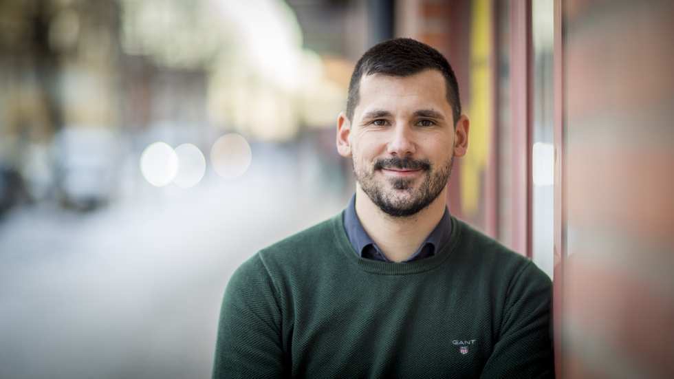 Vedran Benca är, vid sidan av fotbollen, kontorschef på Arbetslivsresurs i Katrineholm. Han tror att det går att applicera många saker som chef till hans roll som tränare. 
