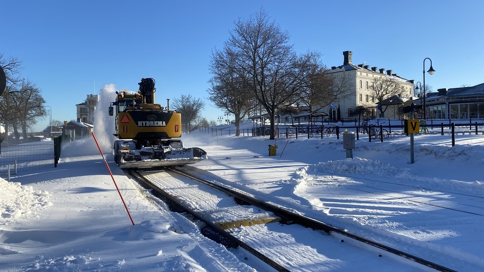 Tjustbanan plogas och röjs efter snövädret. 