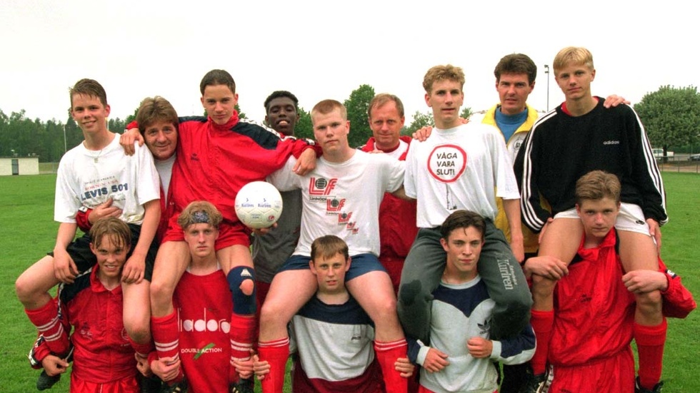 Denna bild togs 1995. KSK-juniorerna, som då vunnit alla seriematcher under året. I bakre raden fr.v. Lars-Erik Henriksson, tränare Ali Mohammed, Bengt-Olof Larsson, tränare, och Mikael Skoglund "Nacka", utbildningsansvarig. På axlarna Tobias Pettersson, Jonas Larsson, Tobias Ernetoft, Fredrik Öhman och Matti Larsson. främre raden Daniel Eriksson, Andreas Blom, Martin Halvarsson, Jimmy Jonsson och Staffan Olsson.