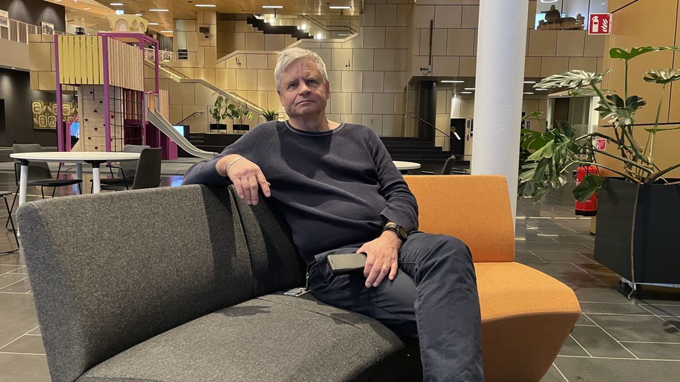 Gert Mörtvik, verksamhetsstrateg på Kiruna stadshus. Nyss var här byggställningar för åtgärder som görs av byggföretaget kring fuktproblematiken i huset. 