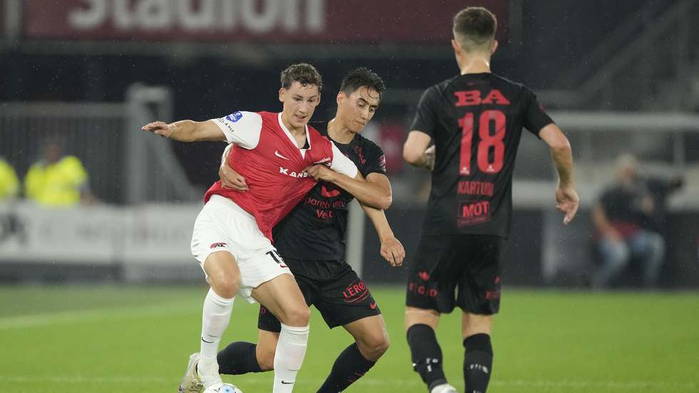 Ruben van Bommel med bollen i en ligamatch med AZ. Arkivbild.