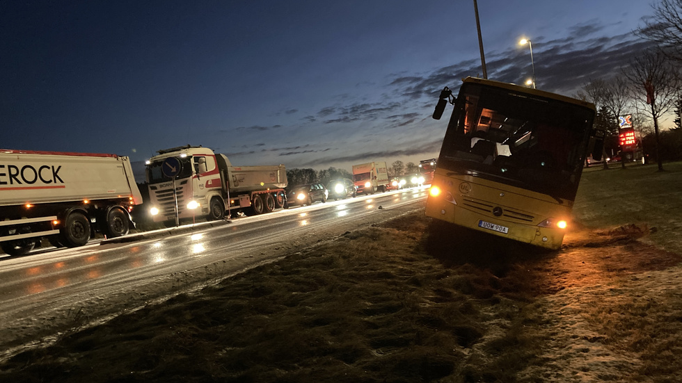 En buss hamnade i diket vid Skolsta öster om Enköping. Senare kom beskedet att stora skolbussar ställs in.