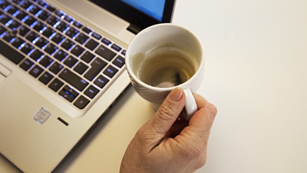 Kommunstyrelsens ordförande tror att de anställda kommer att ha förståelse över att kaffet dras in. Arkivbild.