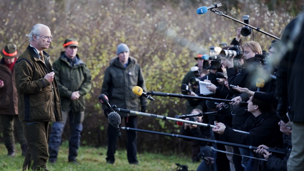 Ett stort pressuppbåd mötte kungen när han höll pressträff vid den årliga älgjakt på Hunneberg i november 2010. Boken "Den motvillige monarken" hade nyligen släppts och han sade sig inte kunna kommentera något han inte läst, men att familjen sett rubrikerna och valt att "vända blad". Arkivbild.