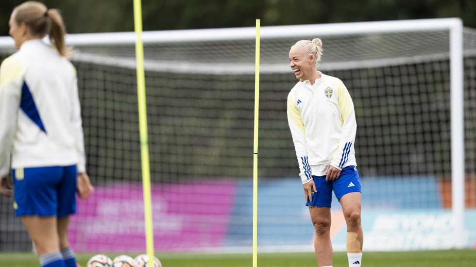 Caroline Seger under måndagens träning med det svenska fotbollslandslaget, dagen före semifinalen mot Spanien i fotbolls-VM i Auckland, Nya Zeeland.