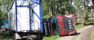 Flisbil välte på grusväg - chauffören hämtades med ambulans