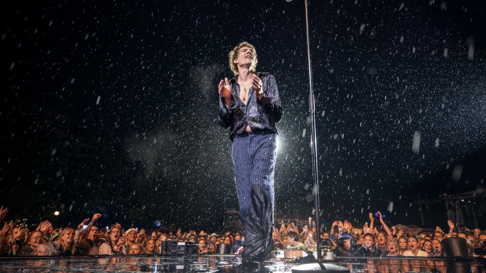 Regnet öste ner under Håkan Hellströms konsert på Way Out West.