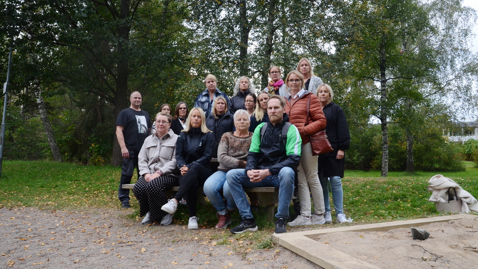 Lärarna säger att det är för få i personalen på skolan. Här är Camilla Eriksson, Lotta Isacsson, Sofia Hartzell, Sofia Holm, Stefan Lumsén, Ida Kleringer Wellander, Desirée Farneborn, Helene Fredriksson, Anna Falk, Jenny Fornstedt, Yvonne Melin Jansson, Helena Haglund, Anna Guttke, Therése Enoksson Mroczek, Annelie Zetterström och David Nyquist.