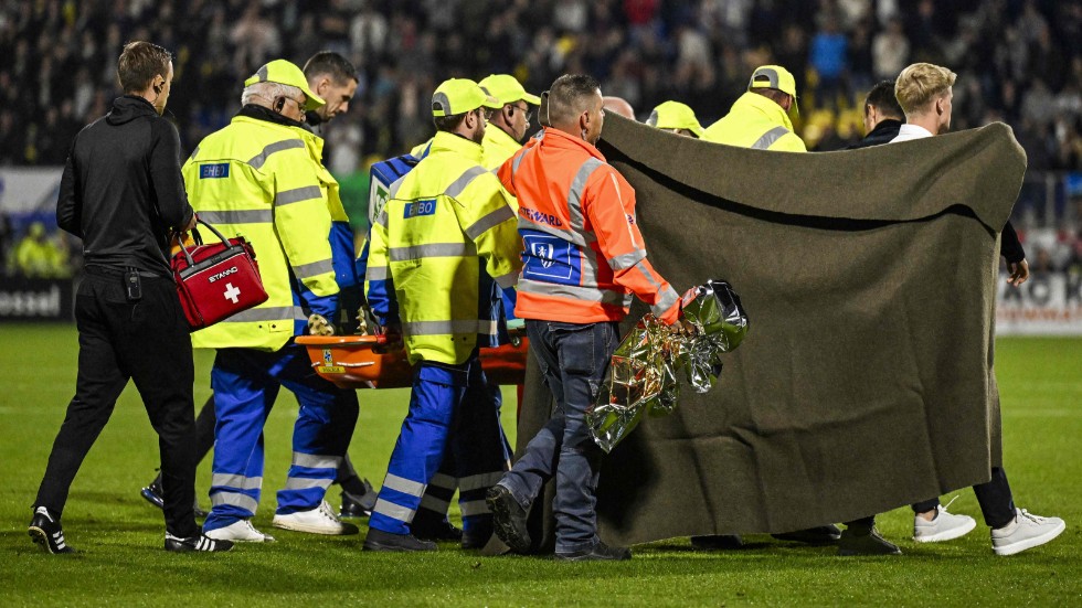 Nederländska Waalwijks målvakt Etienne Vaessen bärs ut på bår efter en otäck kollision.