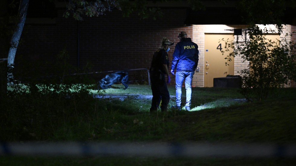Polisen söker av området med hund efter att en man skjutits till döds vid Mälarhöjdens idrottsplats på onsdagskvällen.