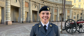 Emma, 20, från Boden vaktade slottet på kungens jubileum