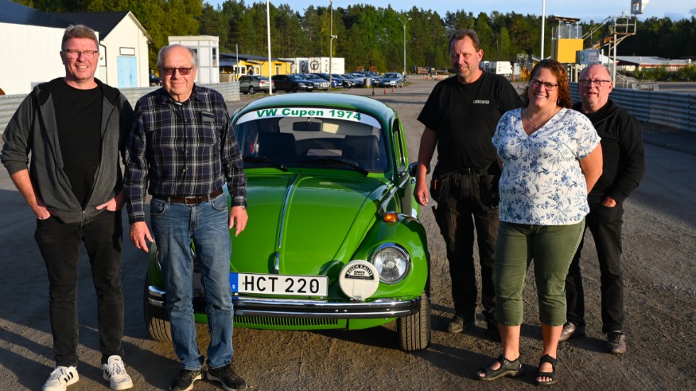 En stortävling som EMK-kannan kräver en stor skara medarbetare. Här syns Åke Berg, tävlingsledaren Kjell Eriksson, banchefen Anders PG Malmström, Helena Malmström och Sune Vesterlund vars VW Bubbla kommer synas i tävlingen.