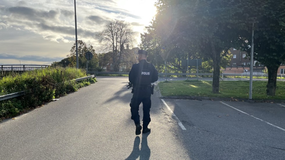 Säkerhetspådrag utanför polishuset där häktningsförhandlingarna hölls under måndagsmorgonen.