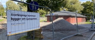 Avspärrningarna kvar: Därför försenas renoveringen av parken