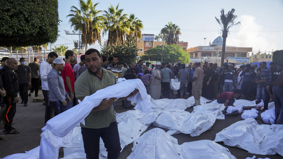 Bild tagen utanför bårhuset i Dayr al-Balah, måndagen den 6 november.