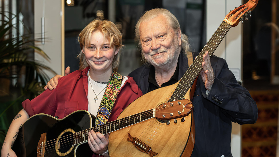 Jonna Randen och Pierre Ström har tilldelats Masens ungdomsstipendium respektive Svenska Vispriset vid den årliga nordiska visträffen på Säröhus utanför Göteborg. Pressbild.