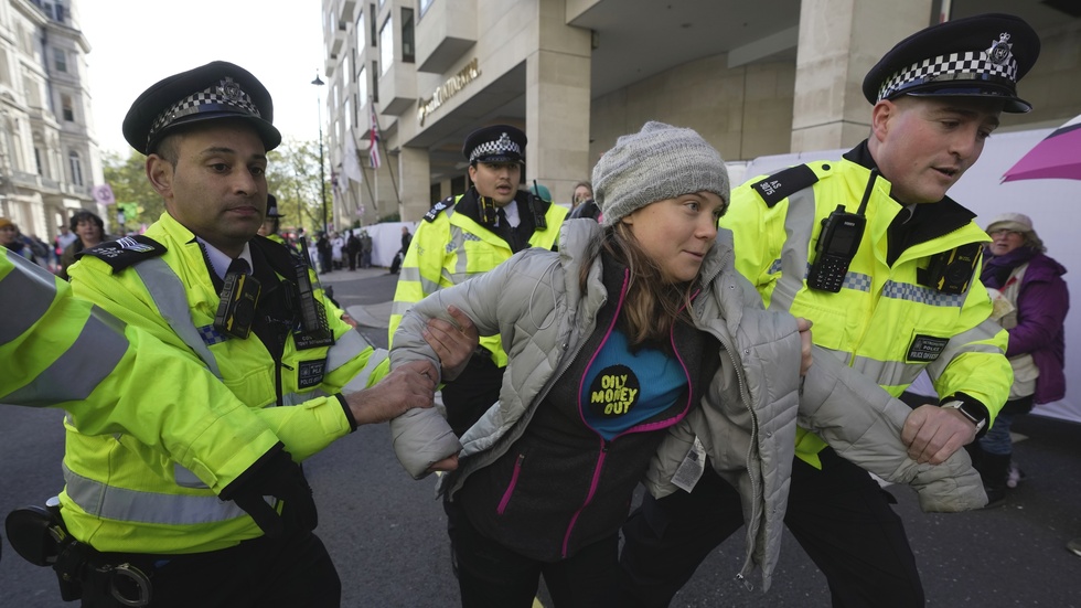 Greta Thunberg har omhändertagits av polis.