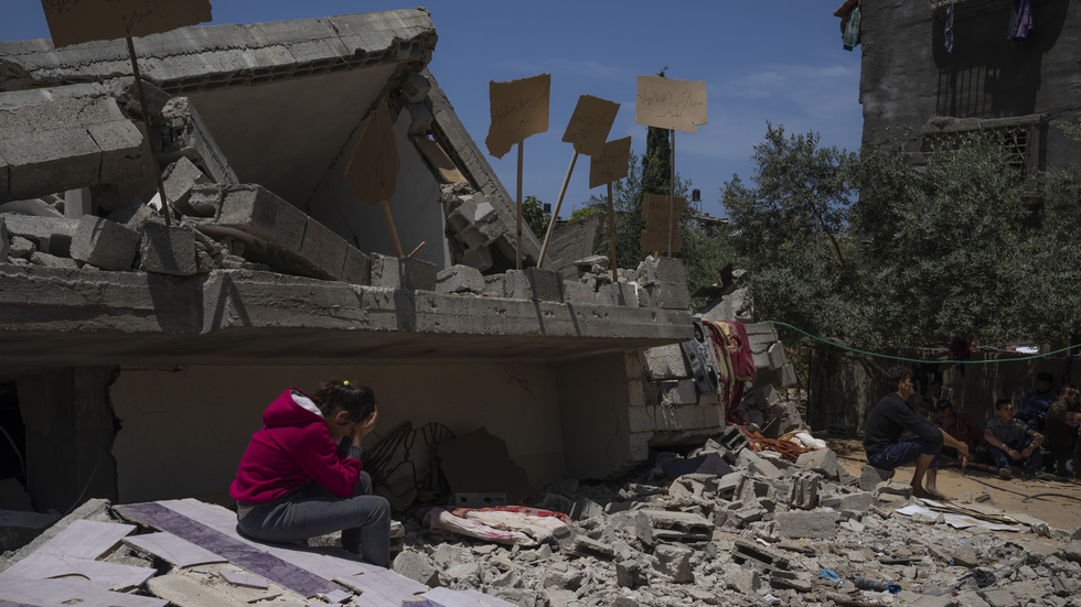Ett barn utanför ruinerna av sitt hem i norra Gaza.