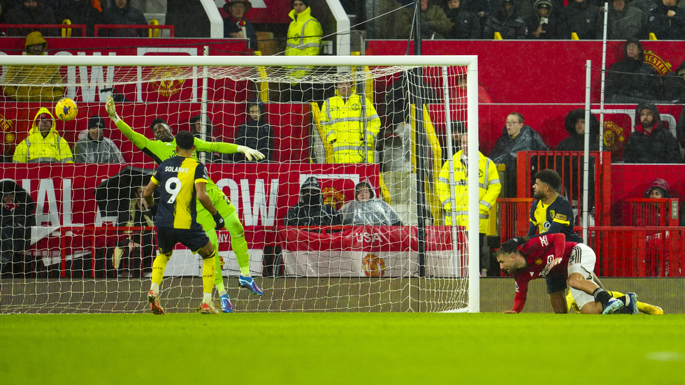 Manchester United föll oväntat hemma mot Bournemouth.