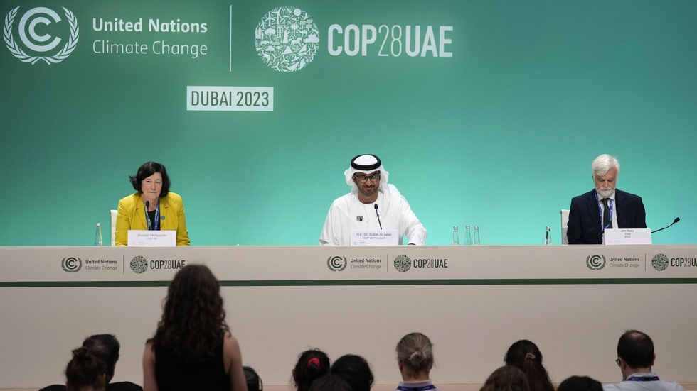 Panelsamtal under det pågående klimatttoppmötet COP28 i Dubai med Sconaid McGeachin, Dr.Sultan al-Jaber och Jim Skea, COP28, Dubai. Från Norrbotten är det två personer som är med och skriver ett debattinlägg: Sven Nordlund, ordförande (MP) Norrbotten och Evelina Rydeker, kommunalråd Luleå (MP).