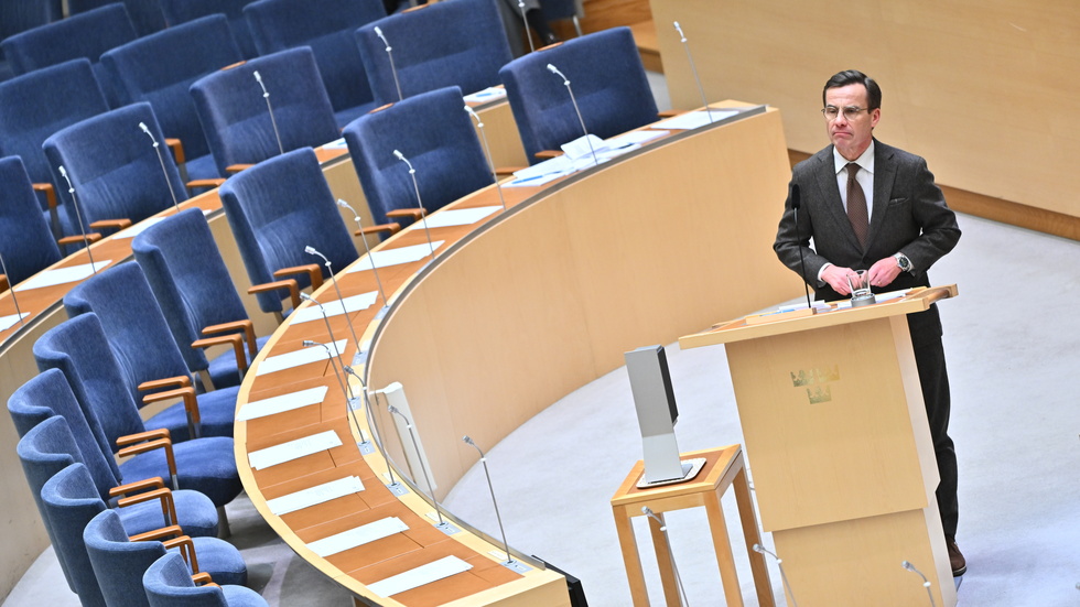 Statsminister Ulf Kristersson (M) svarar på frågor från riksdagsledamöterna direkt i kammaren.
