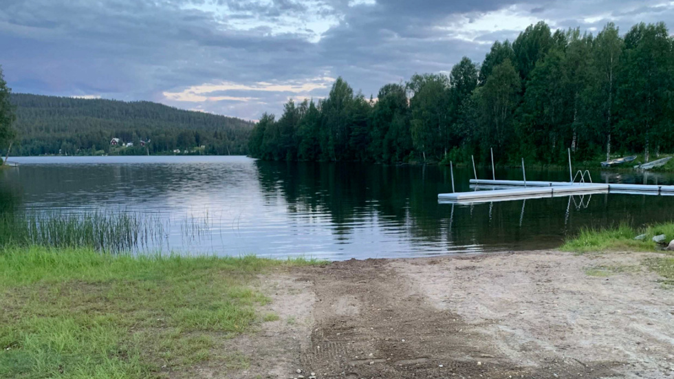 Irritation över skoterkörning på en sjö i omgivningen ska ha varit skälet till bråket som uppstod och som sedan ledde till en man blev knivhuggen. 