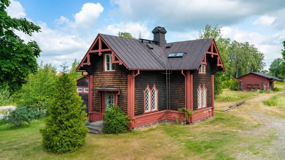 Gamla Uppsalas stationshus går nu att köpa för 3 500 000 kronor. Men huset i sig är obeboeligt.
