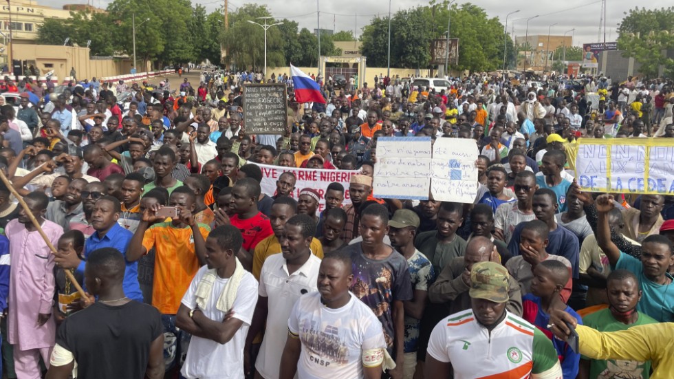 Anhängare till militärjuntan i Niger under en demonstration i huvudstaden Niamey.