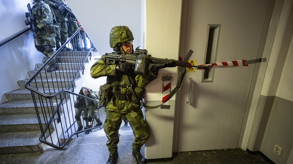Automatkarbiner av det slag som hemvärnssoldaten på bilden  övar med kan skjuta flera hundra skott i minuten. Sådana vapen fanns inte ens i fantasin då USA: s grundlagsfäder 1791 antog det andra författningstillägget om alla amerikaners rätt att bära vapen. 