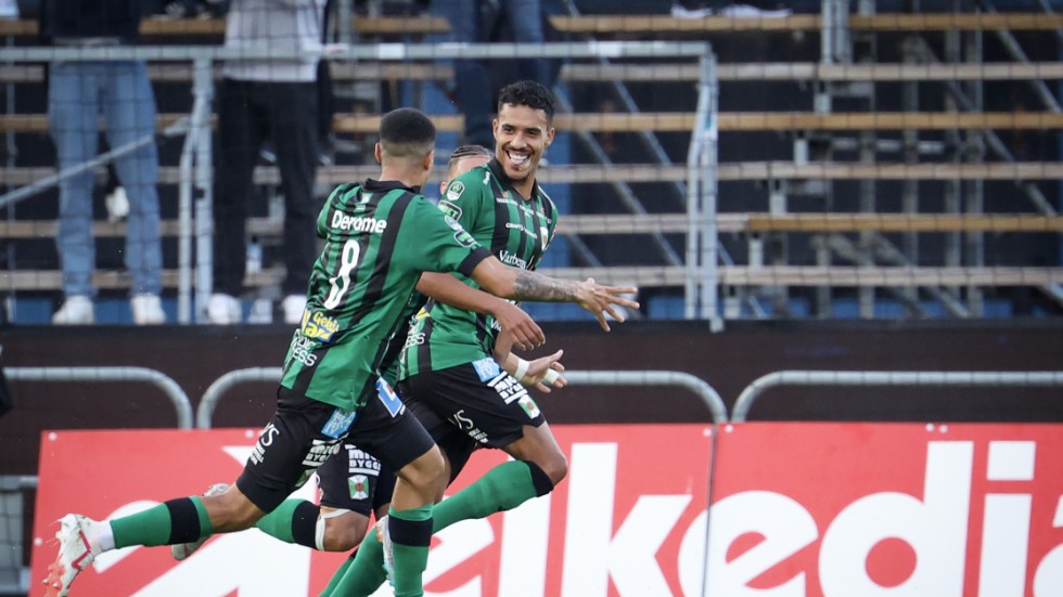 Varbergs Eliton Junior jublar efter sitt 0-3-mål.