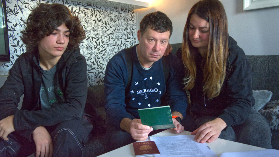 Sergey Puddubnyy, med beslutet från Migrationsverket framför sig, tillsammans med hustrun Irina Piddubna och deras gemensamma son, Ivan.