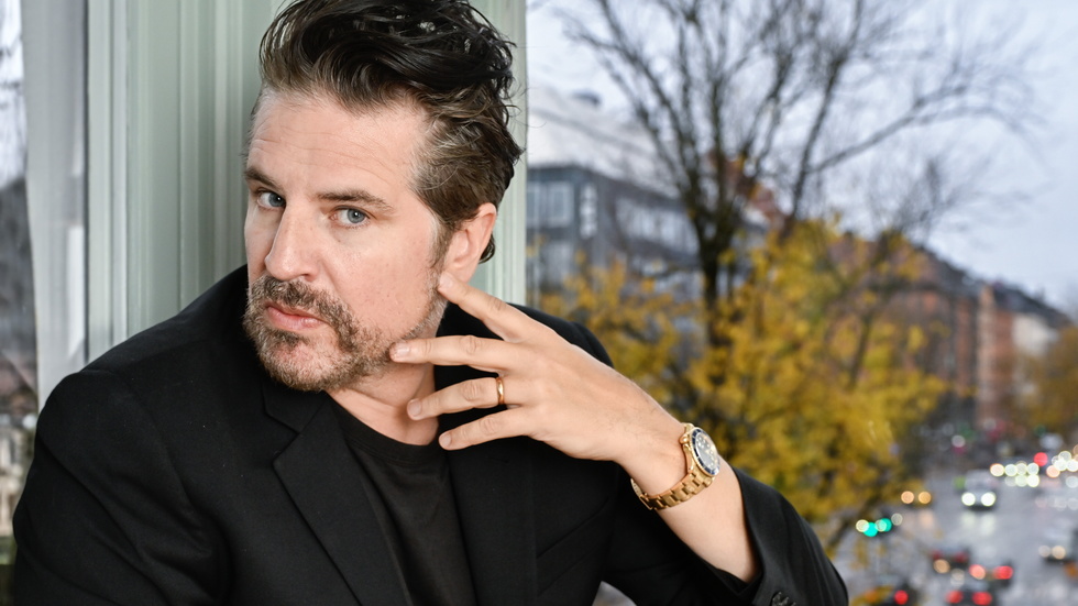 "Böckerna har varit ett substitut för att få göra film, redan från 20 års ålder när jag började skriva. Jag har skrivit i väntan på att få göra film", säger Sigge Eklund som är aktuell både med en ny bok och som filmregissör.