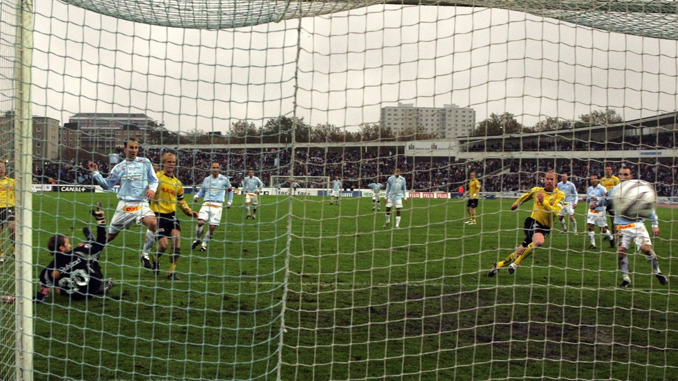 Niklas Skoog missade straffen, men Jon Inge Høiland (till vänster) petade in returen hemma mot Elfsborg när SM-guldstriden 2004 avgjordes till Malmö FF:s fördel framför Halmstad. Arkivbild.