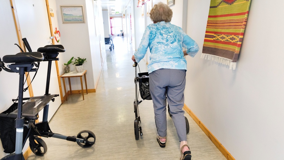 Med väldigt hårda ord uttryckte mannen sitt missnöje med omvårdnaden av hans särbo på äldreboendet.