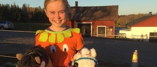 Martina, 11, höll i käpphästtävling