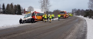 Färdtjänstbuss gled ner i diket