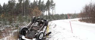 Bil voltade av vägen i halkan