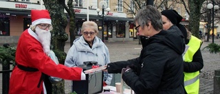 De hjälper behövande med klappar