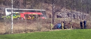 Personbil i träd - brinner