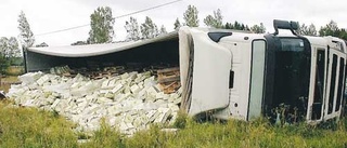 Lastbil åkte i diket med flaket fullt av cider