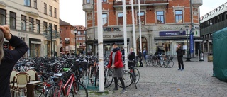 Trosor provhängs på streck vid torget