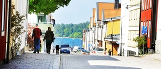 Bilist nära krocka med fotgängare i centrum • Touchade med backspegeln