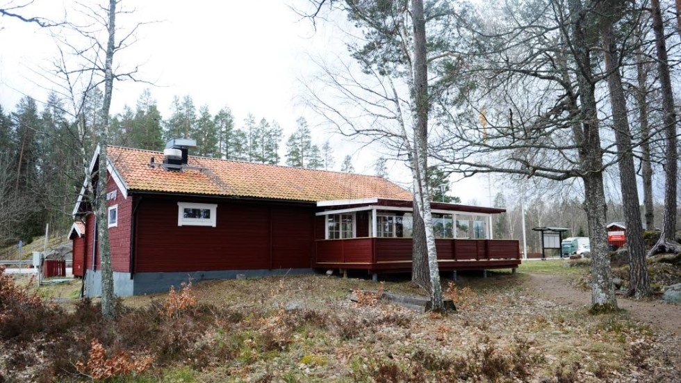 En lastbil har läckt ut diesel på rastplatsen vid Långsjön utanför Ankarsrum. 