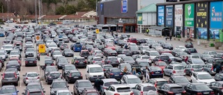 Bygg en stor parkering utanför stan