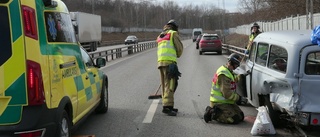 Två bilar bärgades efter olycka