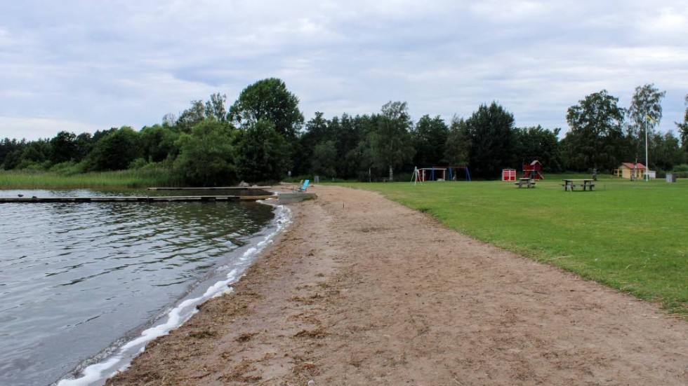 Så här såg strandbadet ut tidigare. Skärpning, Motala kommun, skriver en badgäst.