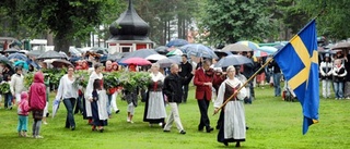 Midsommar med dans i både sol och regn