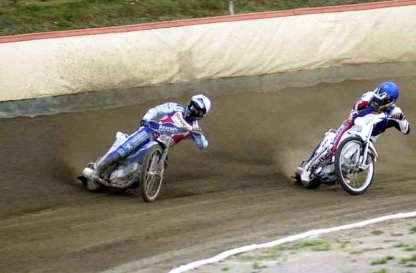 Nicki Pedersen var tillbaka på sin gamla hemmabana. Här kör han om Todd Wiltshire i fjärde och vinner heatet. Matchen vann dock Västervik med 49-47.